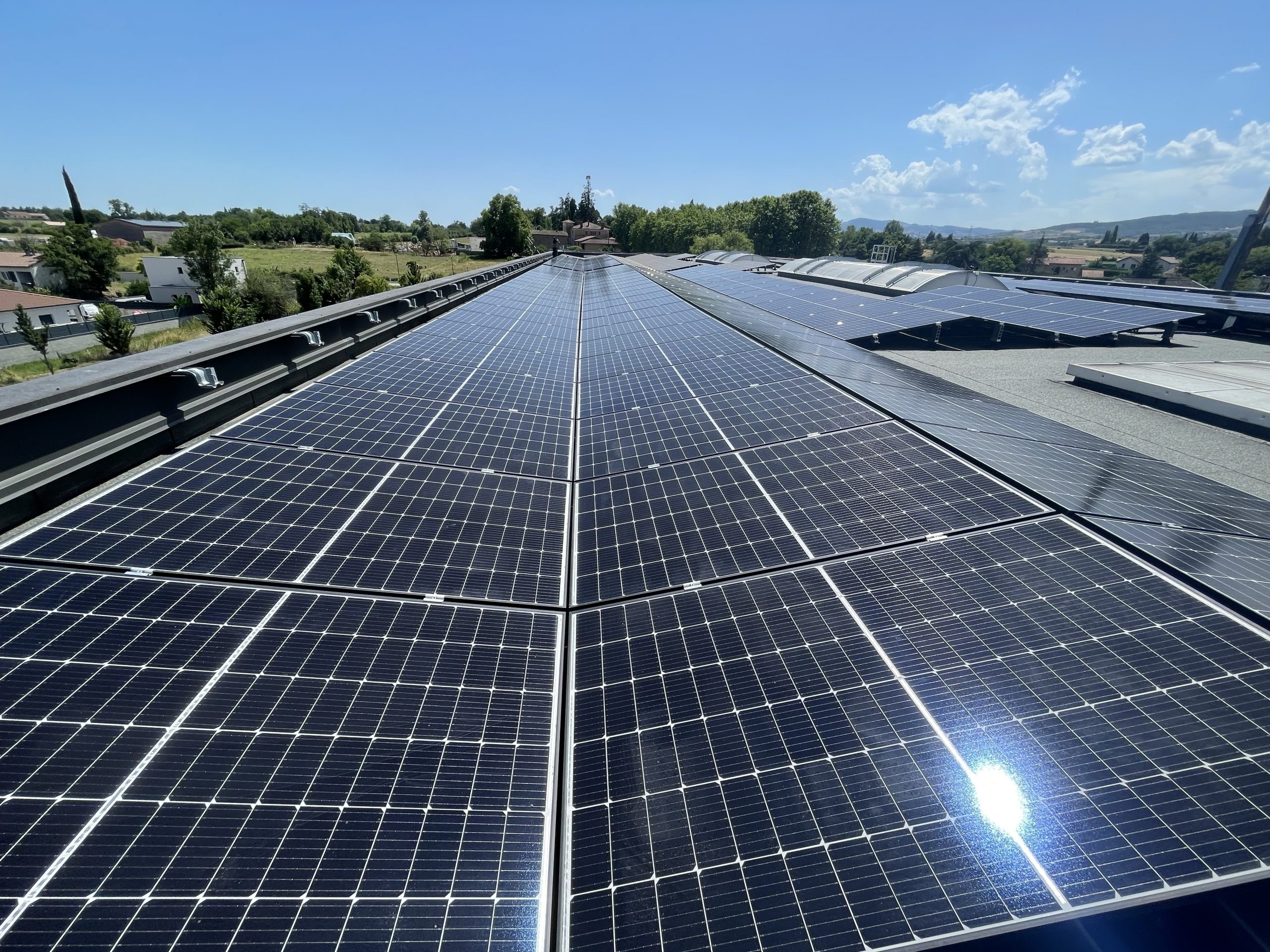 Ferme solaire photovoltaïque nettoyage par robot professionnel