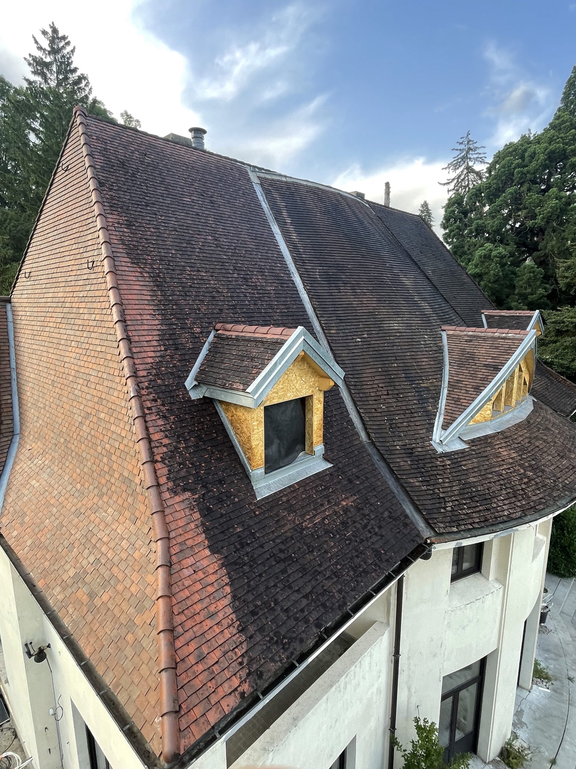 Toitures en tuiles terre cuite nettoyée par drone à Lyon